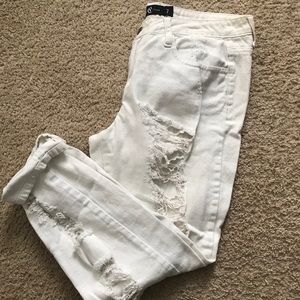 WHITE RIPPED JEANS